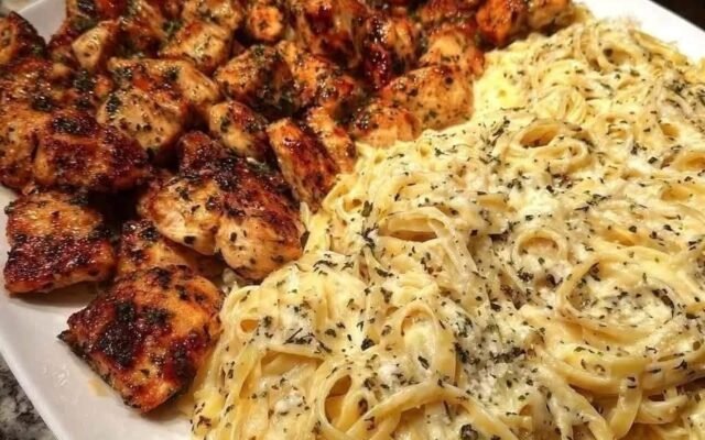 Gegrilde kipstukjes met romige knoflooksaus